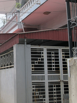 Ngôi[-]nhà[-]của[-]anh[-]Nguyễn[-]Văn[-]Tuyến[-]trở[-]lên[-]ảm[-]đạm[-]từ[-]ngày[-]anh[-]bị[-]người[-]dân[-]đánh[-]chết[-]vì[-]tội[-]trộm[-]chó.