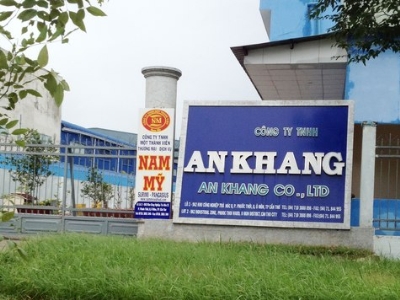 Trước[-]Công[-]ty[-]An[-]Khang[-]ở[-]Cần[-]Thơ[-]gắn[-]thêm[-]biển[-]của[-]Công[-]ty[-]Nam[-]Mỹ[-]vì[-]đại[-]gia[-]thủy[-]sản[-]này[-]đang[-]sản[-]xuất[-]gia[-]công[-]cho[-]đối[-]tác[-]gần[-]2[-]năm[-]nay[-]để[-]cố[-]gắng[-]duy[-]trì[-]hoạt[-]động.[-]Ảnh:[-]Duy[-]Khang