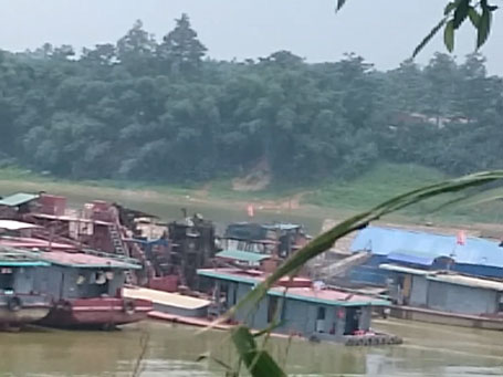 [-]Phú[-]Thọ:[-]Tàu[-]cát[-]trái[-]phép[-]"dàn[-]trận"[-]đục[-]khoét[-]sông[-]Lô[-]giữa[-]ban[-]ngày