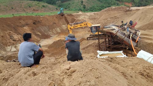 [-]Giao[-]đất[-]dự[-]án[-]cho[-]“vàng[-]tặc”