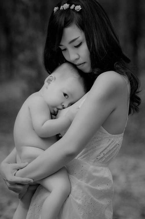 Ngắm[-]hình[-]ảnh[-]bà[-]mẹ[-]cho[-]con[-]bú[-]giữa[-]thiên[-]nhiên