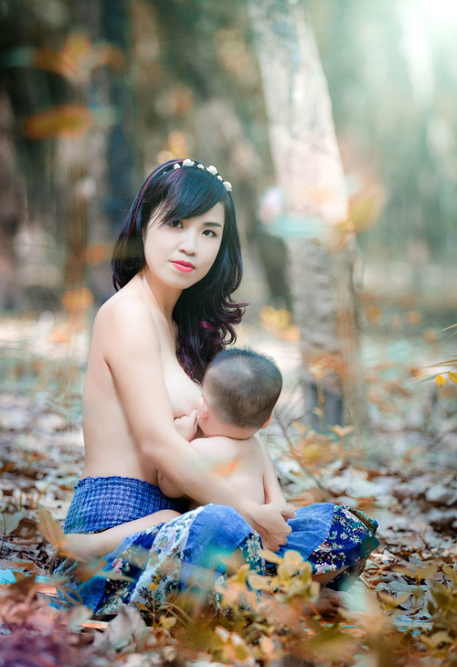 Ngắm[-]hình[-]ảnh[-]bà[-]mẹ[-]cho[-]con[-]bú[-]giữa[-]thiên[-]nhiên