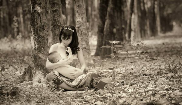 Ngắm[-]hình[-]ảnh[-]bà[-]mẹ[-]cho[-]con[-]bú[-]giữa[-]thiên[-]nhiên