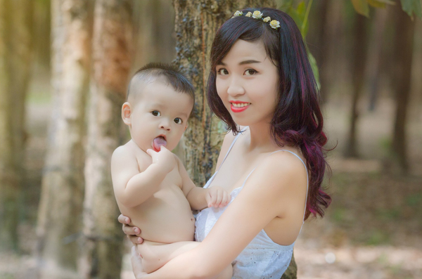 Ngắm[-]hình[-]ảnh[-]bà[-]mẹ[-]cho[-]con[-]bú[-]giữa[-]thiên[-]nhiên