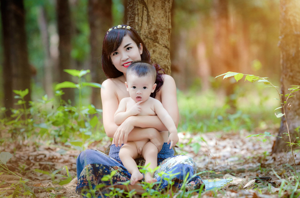 Ngắm[-]hình[-]ảnh[-]bà[-]mẹ[-]cho[-]con[-]bú[-]giữa[-]thiên[-]nhiên