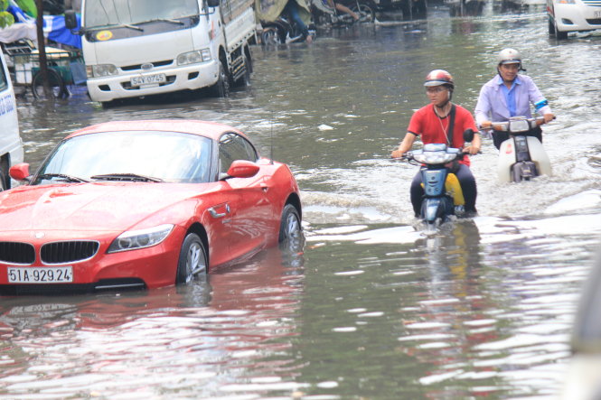 [-]TP.HCM:[-]Mưa[-]30[-]phút,[-]đường[-]gần[-]các[-]cây[-]cầu[-]ngập[-]nặng
