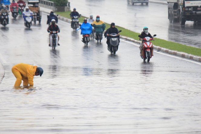 [-]TP.HCM:[-]Mưa[-]30[-]phút,[-]đường[-]gần[-]các[-]cây[-]cầu[-]ngập[-]nặng