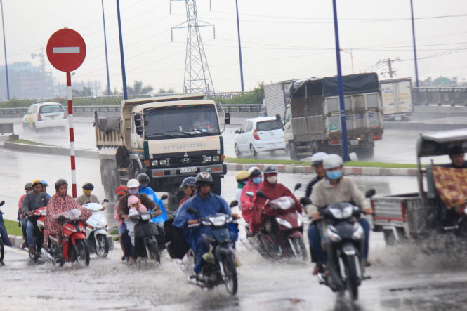 [-]TP.HCM:[-]Mưa[-]30[-]phút,[-]đường[-]gần[-]các[-]cây[-]cầu[-]ngập[-]nặng