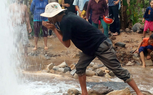[-]Nước[-]giếng[-]phun[-]cao[-]20m[-]có[-]vị[-]mặn[-]như[-]nước[-]khoáng,[-]mùi[-]thum[-]thủm