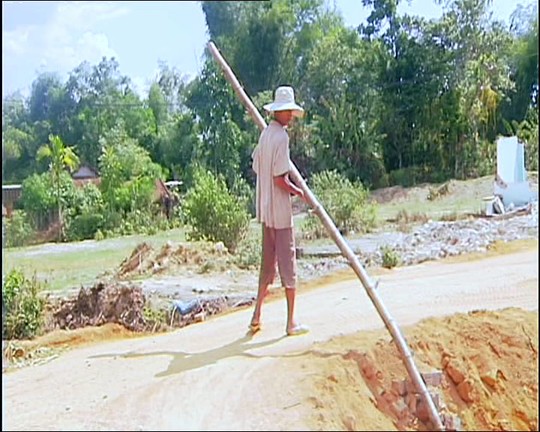 [-]Quảng[-]Nam:[-]Dân[-]đặt[-]chướng[-]ngại[-]vật[-]chặn[-]xe[-]gây[-]ô[-]nhiễm