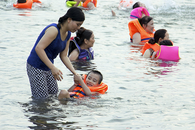 Hòa[-]Bình:[-]Sông[-]Đà[-]thành[-]bãi[-]biển[-]thu[-]nhỏ[-]trước[-]cái[-]nóng[-]40oC