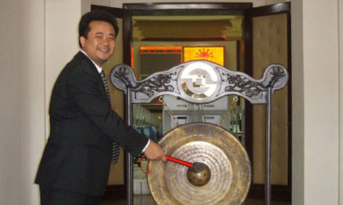 Đại[-]gia[-]của[-]CTCP[-]Thiết[-]bị[-]Y[-]tế[-]Việt[-]Nhật[-]bị[-]bắt:[-]Chứng[-]khoán[-]mất[-]ngàn[-]tỷ,[-]chấn[-]động[-]giới[-]đầu[-]tư