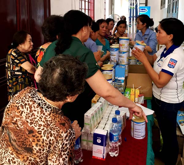 [-]Vinamilk[-]đến[-]với[-]người[-]cao[-]tuổi[-]Bình[-]Dương,[-]Hải[-]Phòng