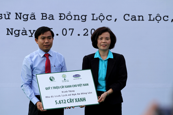 Trồng[-]cây[-]tri[-]ân[-]các[-]anh[-]hùng[-]liệt[-]sỹ[-]tại[-]Ngã[-]ba[-]Đồng[-]Lộc,[-]Hà[-]Tĩnh