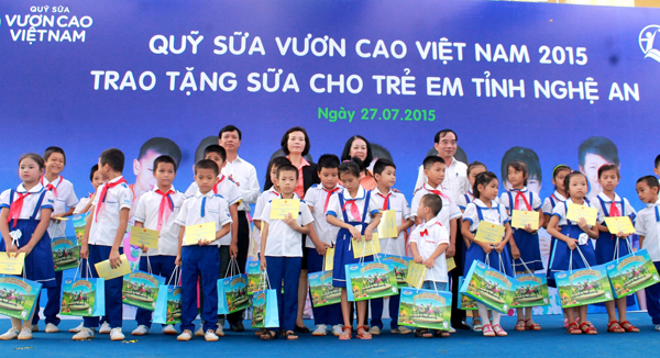 Quỹ[-]sữa[-]“Vươn[-]Cao[-]Việt[-]Nam”[-]tặng[-]sữa[-]cho[-]con[-]em[-]gia[-]đình[-]chính[-]sách[-]có[-]công[-]với[-]cách[-]mạng[-]tỉnh[-]Nghệ[-]An