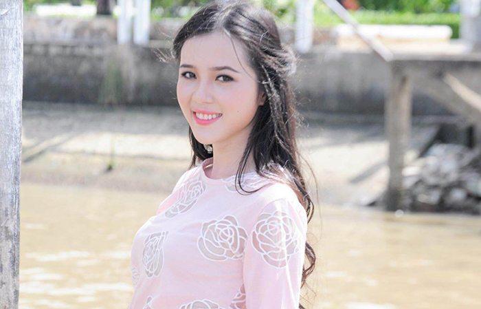 Bộ[-]ảnh[-]hoa[-]khôi[-]Huỳnh[-]Thúy[-]Vi[-]tạo[-]dáng[-]xinh[-]bên[-]bến[-]Ninh[-]Kiều