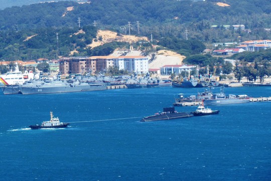 Tàu[-]ngầm[-]185[-]-Khánh[-]Hòa[-]được[-]lai[-]dắt[-]vào[-]quân[-]cảng[-]Cam[-]Ranh