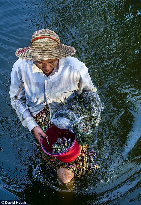 Bộ[-]ảnh[-]Myanmar[-]yên[-]bình[-]và[-]cổ[-]kính[-]của[-]Nhiếp[-]ảnh[-]gia[-]David[-]Heath