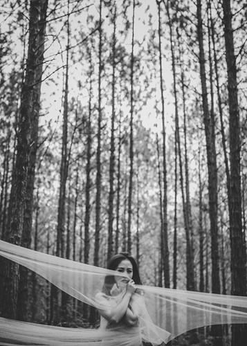 Bộ[-]ảnh[-]độc[-]đáo[-]của[-]cô[-]gái[-]vào[-]rừng[-]trút[-]bỏ[-]xiêm[-]y,[-]cuộn[-]mình[-]trong[-]"kén"