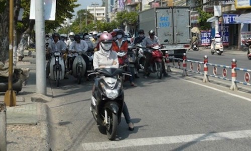 Hinh[-]ảnh[-]về[-]các[-]kiểu[-]chống[-]nắng[-]gây[-]bức[-]xúc