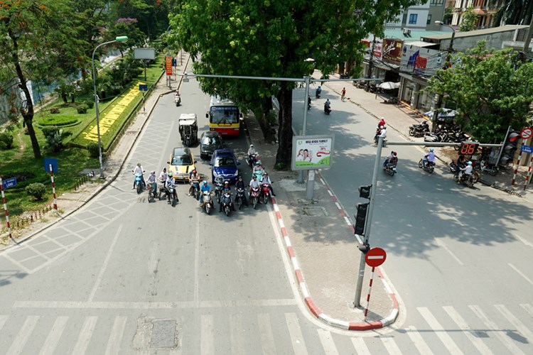 Hinh[-]ảnh[-]về[-]các[-]kiểu[-]chống[-]nắng[-]gây[-]bức[-]xúc