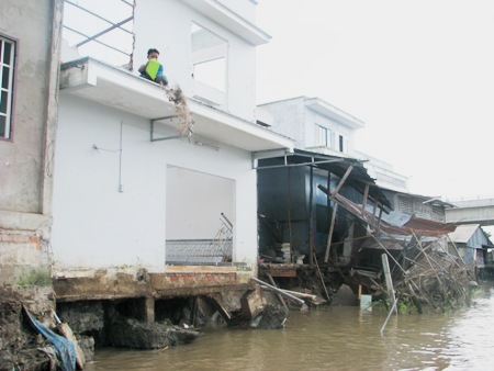 [-]Cà[-]Mau:[-]Hơn[-]1.300[-]hộ[-]dân[-]huyện[-]Năm[-]Căn[-]đứng[-]rước[-]nguy[-]cơ[-]sạt[-]lở[-]nghiêm[-]trọng[-]