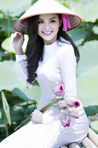 Mỹ[-]nhân[-]Việt[-]đẹp[-]mê[-]khi[-]chụp[-]ảnh[-]cùng[-]sen