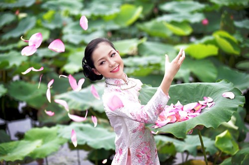 Mỹ[-]nhân[-]Việt[-]đẹp[-]mê[-]khi[-]chụp[-]ảnh[-]cùng[-]sen