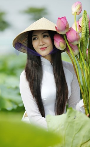 Mỹ[-]nhân[-]Việt[-]đẹp[-]mê[-]khi[-]chụp[-]ảnh[-]cùng[-]sen
