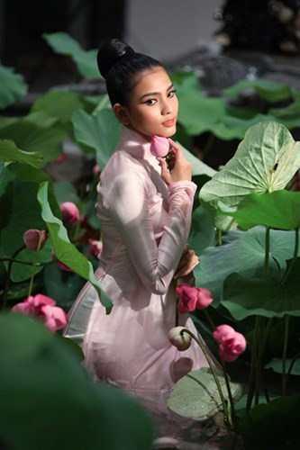 Mỹ[-]nhân[-]Việt[-]đẹp[-]mê[-]khi[-]chụp[-]ảnh[-]cùng[-]sen