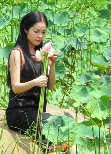 Mỹ[-]nhân[-]Việt[-]đẹp[-]mê[-]khi[-]chụp[-]ảnh[-]cùng[-]sen