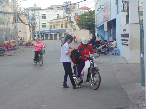 Chỉ[-]có[-]hơn[-]400.000[-]thí[-]sinh[-]thi[-]môn[-]Lịch[-]Sử[-]và[-]Sinh[-]học[-]vào[-]sáng[-]nay