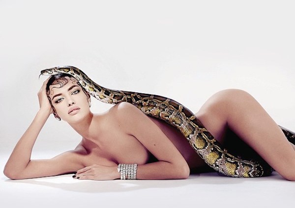 [-]Irina[-]Shayk[-]-[-]Bạn[-]gái[-]cũ[-]Ronaldo[-]khỏa[-]thân[-]đùa[-]với[-]trăn[-]khổng[-]lồ