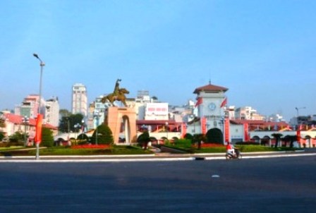 TPHCM:[-]Di[-]dời[-]tượng[-]đài[-]trước[-]chợ[-]Bến[-]Thành