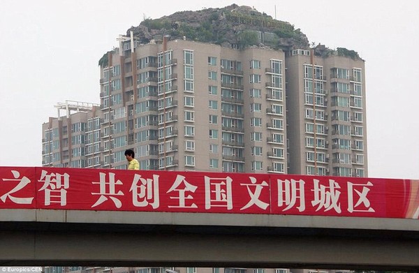 Cận[-]cảnh[-]núi[-]"mọc"[-]trên[-]nóc[-]tòa[-]nhà[-]cao[-]26[-]tầng[-]6