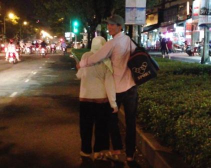 Thấy[-]có[-]người[-]theo[-]dõi, cả[-]2[-]nhanh[-]chóng[-]đứng[-]dậy[-]bỏ[-]đi...