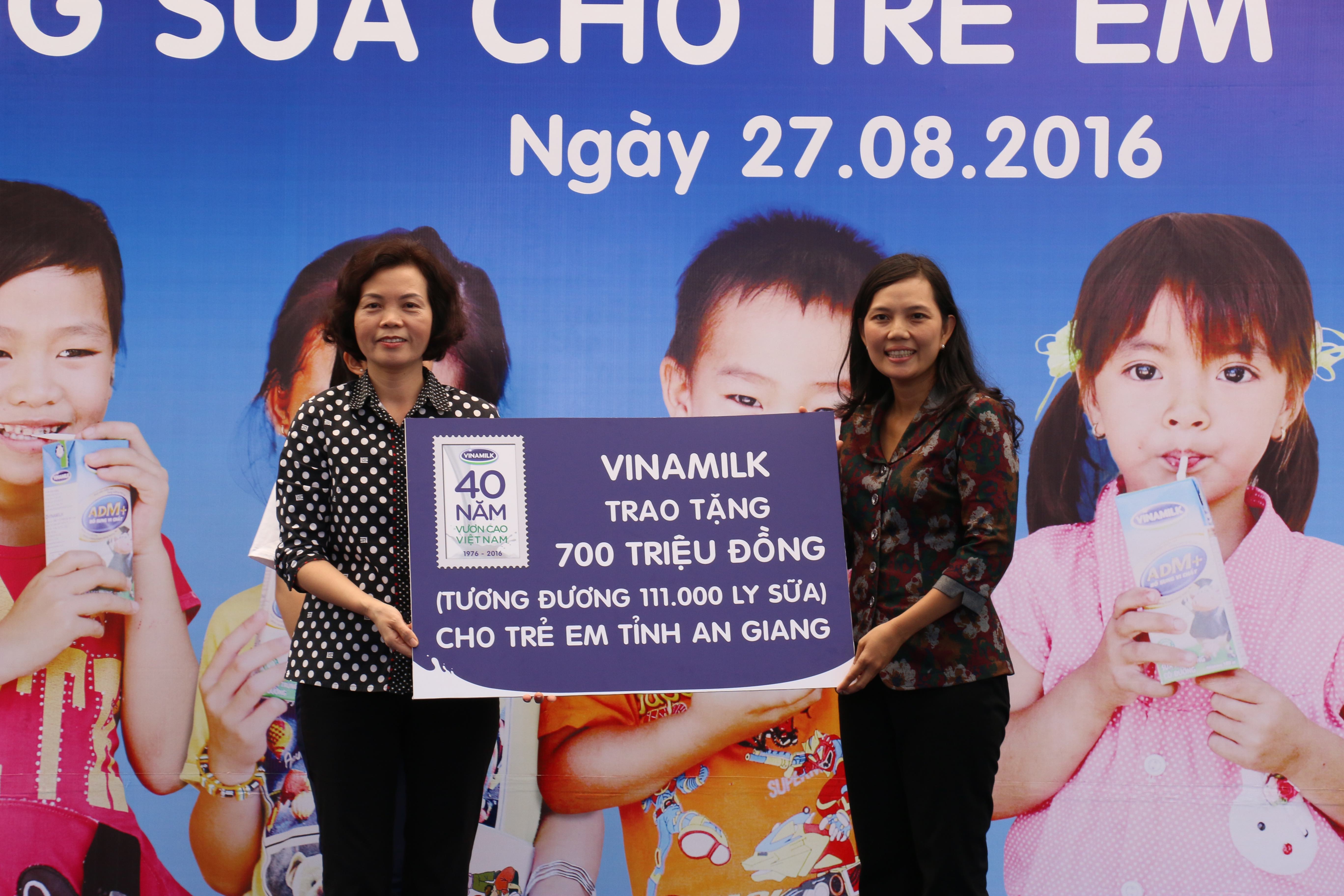 Vinamilk[-]và[-]Quỹ[-]sữa[-]Vươn[-]cao[-]Việt[-]Nam[-]trao[-]tặng[-]111.000[-]ly[-]sữa[-]cho[-]hơn[-]1.200[-]trẻ[-]em[-]tỉnh[-]An[-]Giang