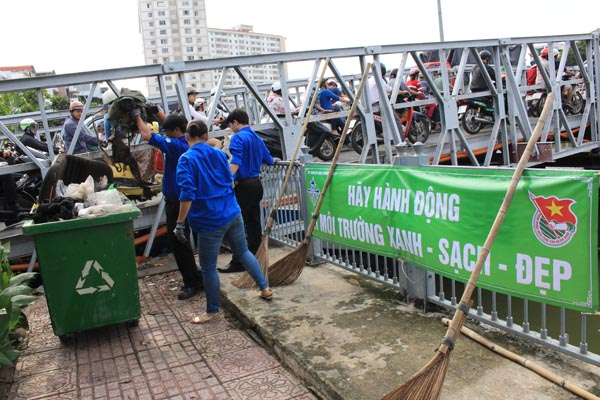 Công[-]ty[-]TNHH[-]MTV[-]Môi[-]trường[-]đô[-]thị[-]TP.[-]HCM[-]tổng[-]vệ[-]sinh[-]dọc[-]hai[-]bên[-]tuyến[-]kênh[-]Nhiêu[-]Lộc[-]-Thị[-]Nghè