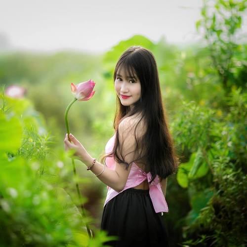 Chùm[-]ảnh[-]nữ[-]sinh[-]Hà[-]thành[-]xinh[-]xắn[-]bên[-]hoa[-]sen