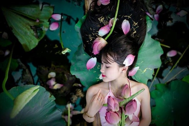 Chùm[-]ảnh[-]nữ[-]sinh[-]Hà[-]thành[-]xinh[-]xắn[-]bên[-]hoa[-]sen