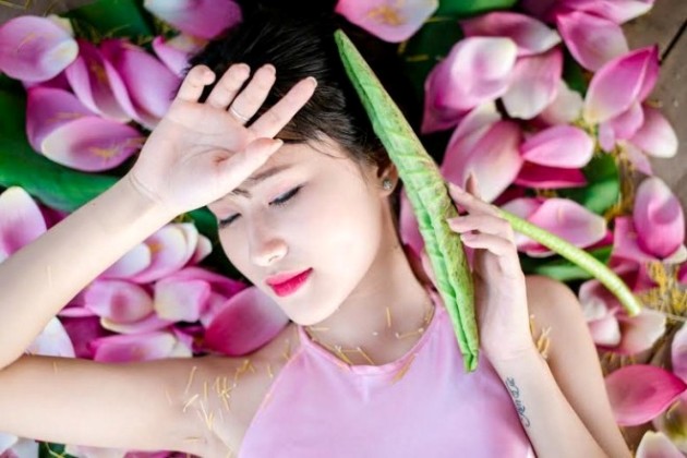 Chùm[-]ảnh[-]nữ[-]sinh[-]Hà[-]thành[-]xinh[-]xắn[-]bên[-]hoa[-]sen