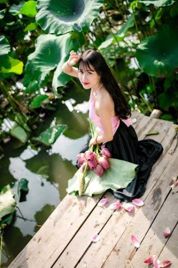 Chùm[-]ảnh[-]nữ[-]sinh[-]Hà[-]thành[-]xinh[-]xắn[-]bên[-]hoa[-]sen