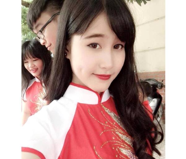 Chùm[-]ảnh[-]nữ[-]sinh[-]Hà[-]thành[-]xinh[-]xắn[-]bên[-]hoa[-]sen