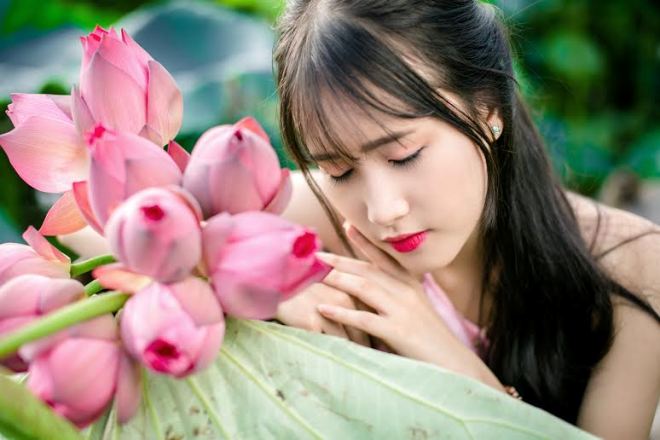 Chùm[-]ảnh[-]nữ[-]sinh[-]Hà[-]thành[-]xinh[-]xắn[-]bên[-]hoa[-]sen
