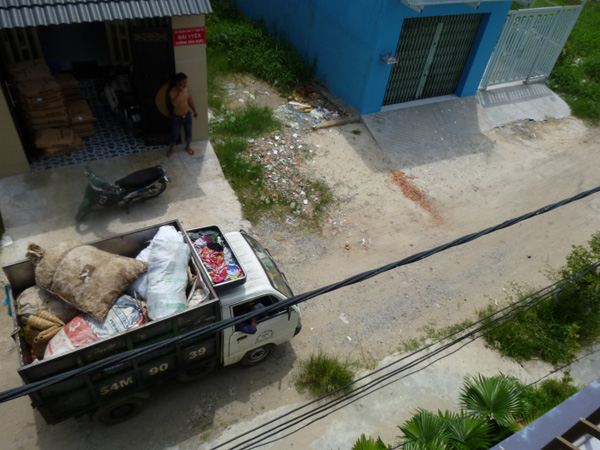 Bãi[-]tập[-]kết[-]rác[-]thải[-]sinh[-]hoạt[-]gây[-]ô[-]nhiễm[-][-]ở[-]phường[-]Đông[-]Hưng[-]Thuận,[-]Quận[-]12