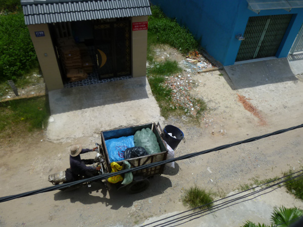 Bãi[-]tập[-]kết[-]rác[-]thải[-]sinh[-]hoạt[-]gây[-]ô[-]nhiễm[-][-]ở[-]phường[-]Đông[-]Hưng[-]Thuận,[-]Quận[-]12