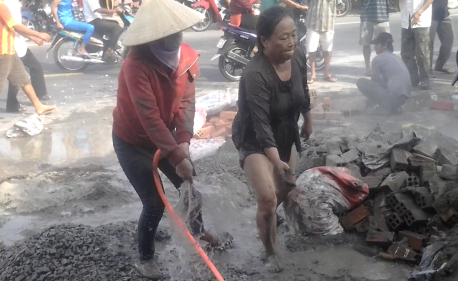 Cà[-]Mau:[-]Hơn[-]50[-]lần[-]đập[-]phá[-]nhà[-]hàng[-]xóm[-]vì[-]có[-]"thư[-]tay"[-]của[-]nguyên[-]cán[-]bộ[-]cấp[-]cao?