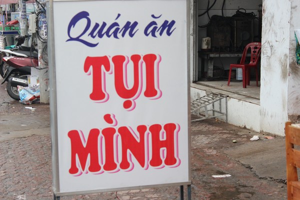Phì[-]cười[-]với[-]những[-]bảng[-]hiệu[-]có[-]tên[-]cực[-]"độc"[-]ở[-]Sài[-]Gòn