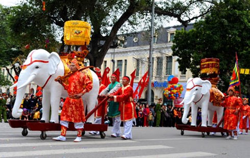 Hoãn[-]lễ[-]kỷ[-]niệm[-]ngày[-]sinh[-]Hai[-]Bà[-]Trưng[-]vì[-]"có[-]việc[-]đột[-]xuất"