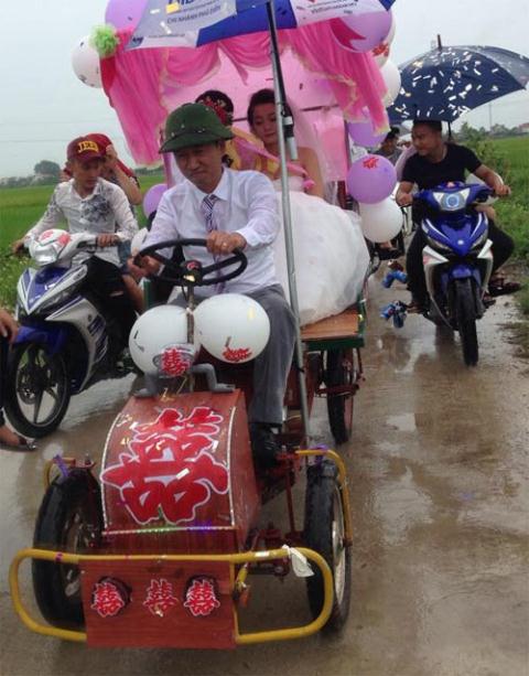 Màn[-]rước[-]dâu[-]bằng[-]chiếc[-]xe[-]kéo[-]lắp[-]mô[-]tơ[-]siêu[-]độc[-]đáo[-]ở[-]Nghệ[-]An[-]